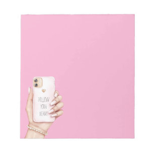 Hand telefoon chic meisjesachtig roze nagels notitieblok
