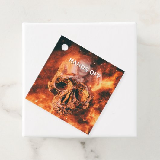 Handen af. Vlammende schedel in de ruimte Bedankjes Labels (In situ)