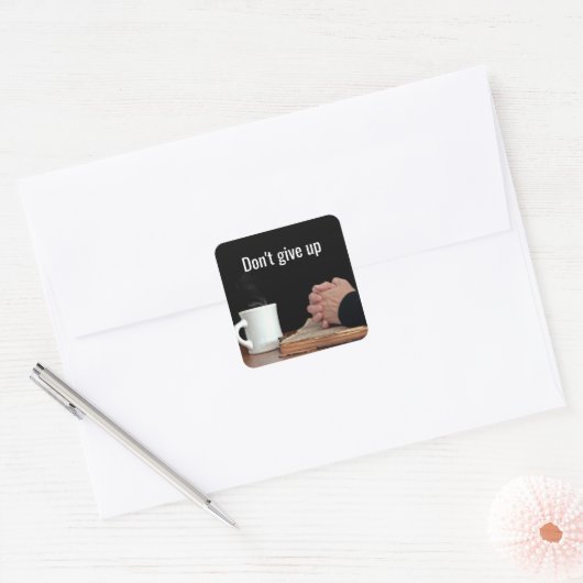Handen bidden op oude bijbel vierkante sticker (Envelop)