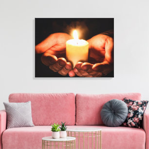 Handen die een kaars met vlam houden canvas afdruk
