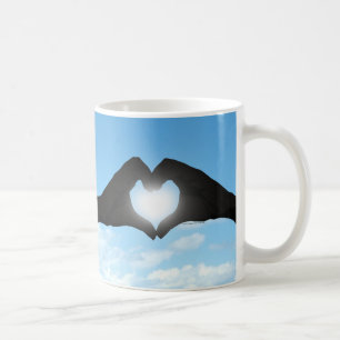 Handen in Heart Shape Silhouette op Blue Sky Koffiemok