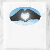 Handen in Heart Shape Silhouette op Blue Sky Ovale Sticker (Tas)