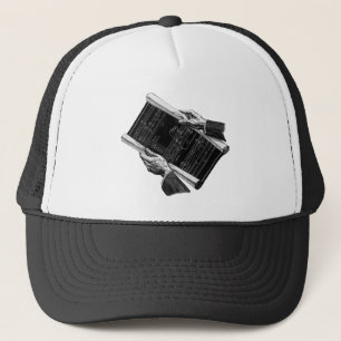 Handen met architecturale bouwtekeningen, vintage trucker pet