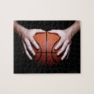 Handen met basketbal legpuzzel