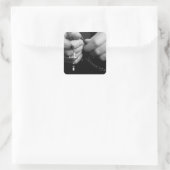 Handen met rozenkrans vierkante sticker (Tas)