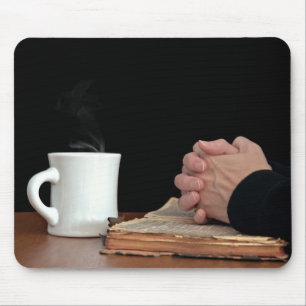 Handen op oude Bijbel Muismat