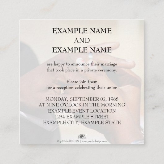 Handen van een bruidspaar met ring informatiekaartje (Achterkant)