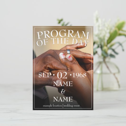 Handen van een bruiloft met een ring (Staand voorkant)