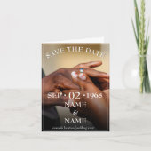 Handen van een bruiloft met een ring aankondiging (Voorkant)