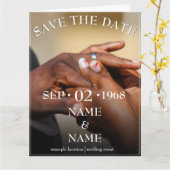 Handen van een bruiloft met ring kaart (Gele Bloem)