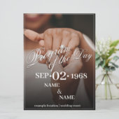 Handen van een gekleurd bruiloft paar met ring (Staand voorkant)