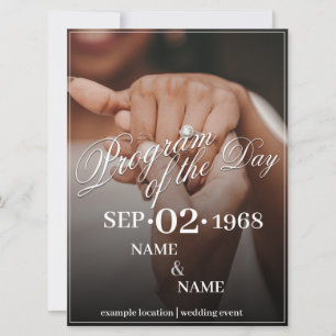 Handen van een gekleurd bruiloft paar met ring