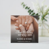 Handen van een gekleurd bruiloft paar met ring (Staand voorkant)