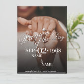 Handen van een gekleurd bruiloft paar met ring (Staand voorkant)