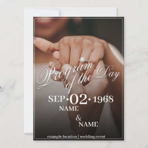 Handen van een gekleurd bruiloft paar met ring