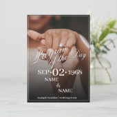 Handen van een gekleurd bruiloft paar met ring (Staand voorkant)