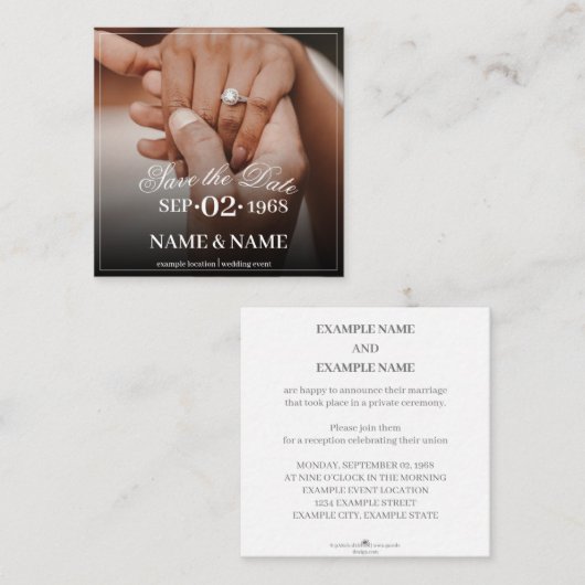 Handen van een gekleurd bruiloft paar met ring informatiekaartje (Voorkant / Achterkant)