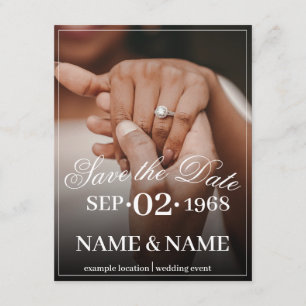 Handen van een gekleurd bruiloft paar met ring informatiekaartje