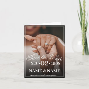 Handen van een gekleurd bruiloft paar met ring kaart