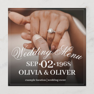 Handen van een gekleurd bruiloft paar met ring menu