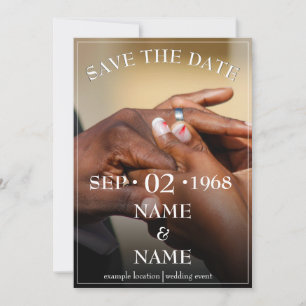 Handen van een gekleurde bruiloft op de ring