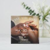 Handen van een gekleurde bruiloft op de ring (Staand voorkant)