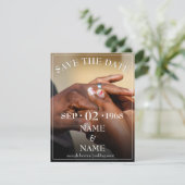 Handen van een gekleurde bruiloft op de ring (Staand voorkant)