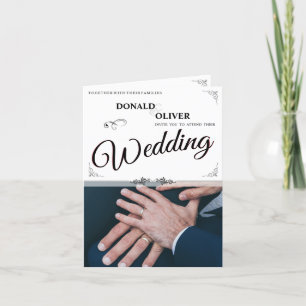 Handen van een homoseksueel bruidspaar met ringen aankondiging