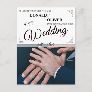 Handen van een homoseksueel bruidspaar met ringen briefkaart