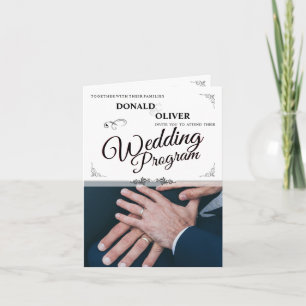 Handen van een homoseksueel bruidspaar met ringen kaart