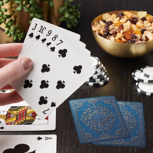 Handen van het lot twee pokerkaarten (Insitu)