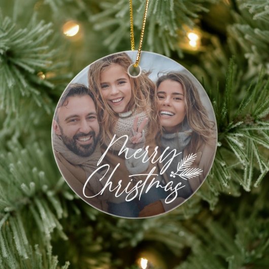 Handgemaakt Merry Christmas script w / Pine boughs Keramisch Ornament (Boom)