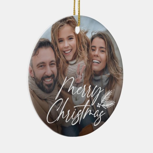 Handgemaakt Merry Christmas script w / Pine boughs Keramisch Ornament (Rechts)