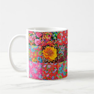 Handgemaakte patchwork-quilt met floreel patroon a koffiemok