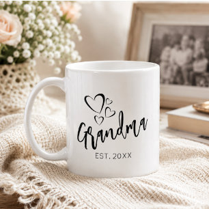 Handgeschetste script oma jaar gevestigd koffiemok