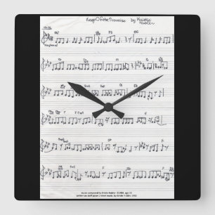 Handgeschreven blad Muziek tegen vierkante muurklo Klok