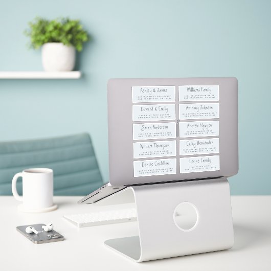 Handgeschreven Script Pastel Blue Adresetiketten Sticker (Laptop op bureau)