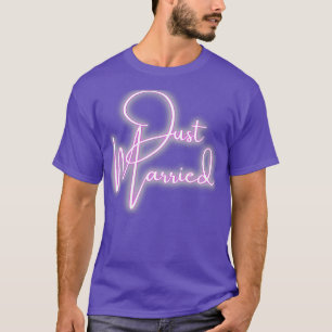 Handgeschreven type kondiging van net gehuwde roze t-shirt