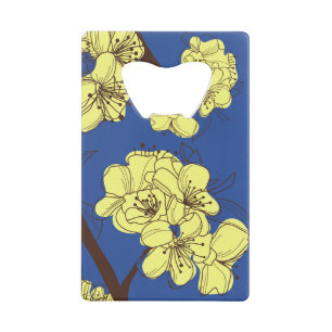 Handgetekende gele appelbloesems op blauw kredietkaart flessenopener