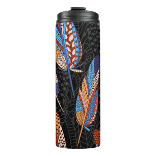 Handgetrokken naadloos patroon met veren. Colorfu Thermosbeker