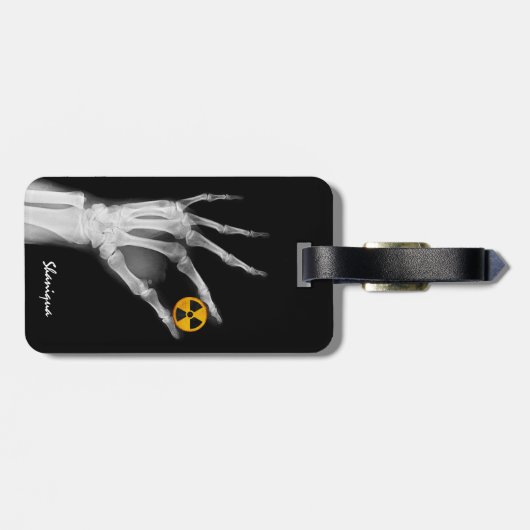 Handje dat een radiatiesymbool vasthoudt  bagagelabel (Achterkant horizontaal)