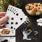 Handje dat een radiatiesymbool vasthoudt  pokerkaarten (Insitu)