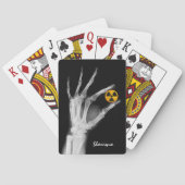 Handje dat een radiatiesymbool vasthoudt  pokerkaarten (Achterkant)