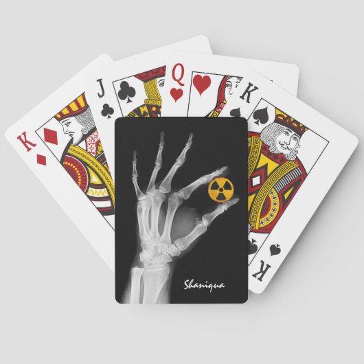 Handje dat een radiatiesymbool vasthoudt  pokerkaarten (Achterkant)