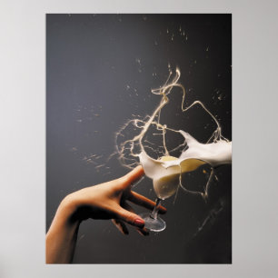Handje met vliegend glas likeur poster