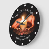 Hands Holding verlichte kaars met Bijbelbericht Grote Klok (Hoek)