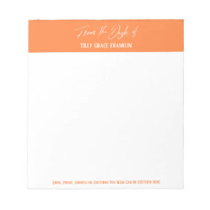 Handschrift op het bureau van de Oranje schil Notitieblok