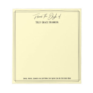 Handschrift op het bureau van eenvoudig lichtgeel notitieblok