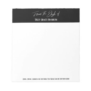 Handschrift op het bureau van het zwarte blok notitieblok