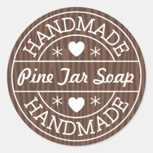 Handstempel op de productnaam van donker hout ronde sticker